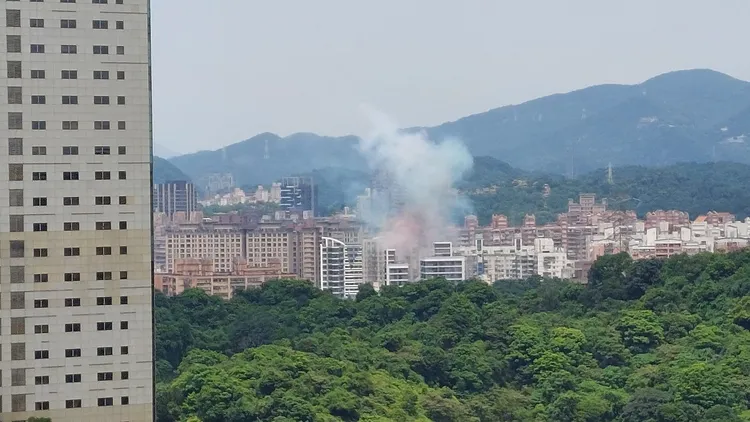 新北市汐止區傳出連續爆炸聲，當地民眾驚訝往外一看，不遠處社區冒出濃煙。翻攝汐止集團