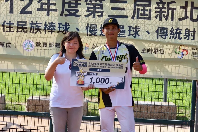 新北原民局副局長陳碧霞投出精彩好球，宣告比賽正式開始。原民局提供