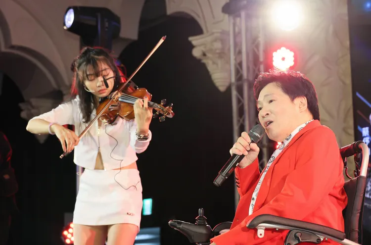 蔡義德（右）與女兒蔡伃涵合體演出。華特音樂提供