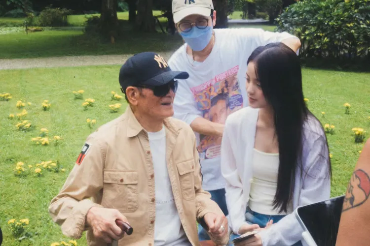 陽娜娜（右）邀外公一起入鏡拍攝MV。海蝶音樂提供