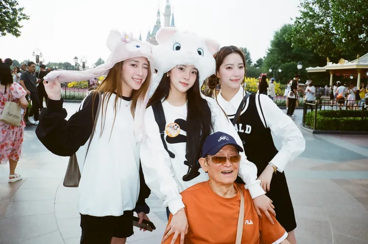 歐陽妮妮（左一起）、娜娜（中）帶外公赴迪士尼樂園玩樂。海蝶音樂提供