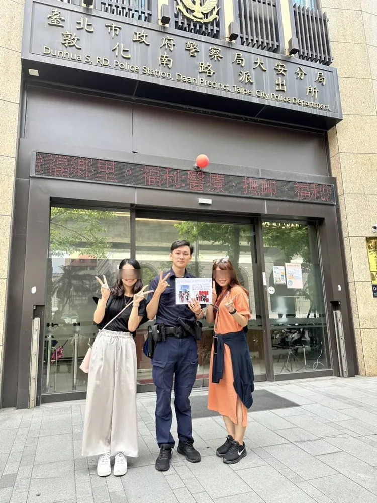 3人在敦化所前合影。翻攝畫面