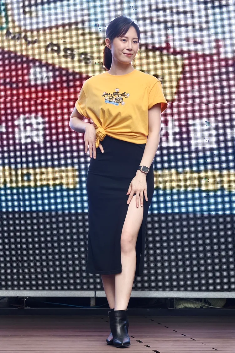 蔡亘晏台上秀美腿。林林攝