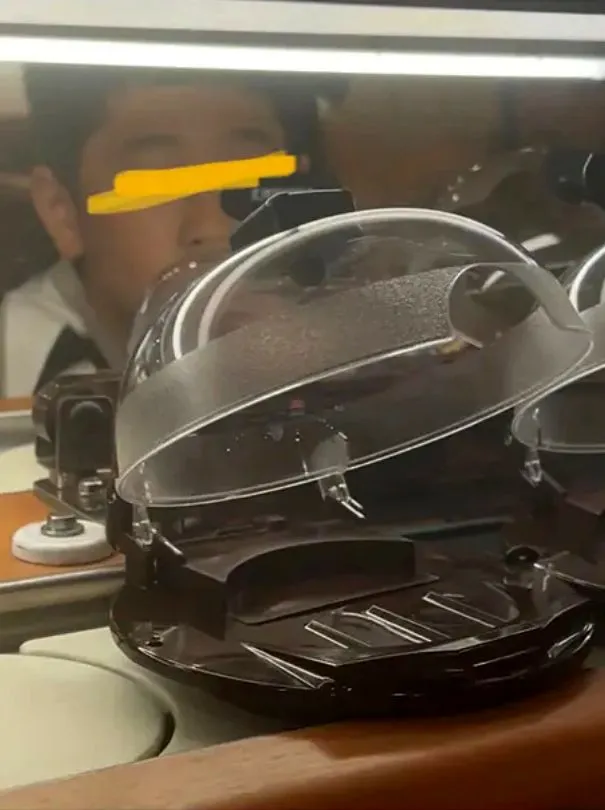 目擊女子說，屁孩接連對5盤壽司吐口水，發現她在拍攝才停止。翻攝自論壇Dcard