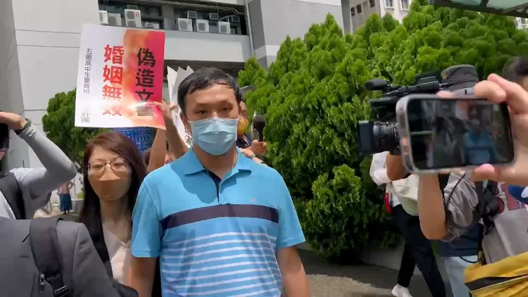 夏朝源結束庭訊後不發一語，迅速離去。鮮明攝