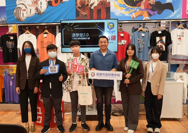 青年局局長張以理頒發職場穿搭競賽獎品。翻攝畫面