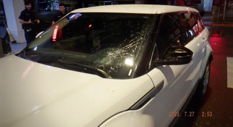 肇事車輛擋風玻璃碎裂。翻攝畫面