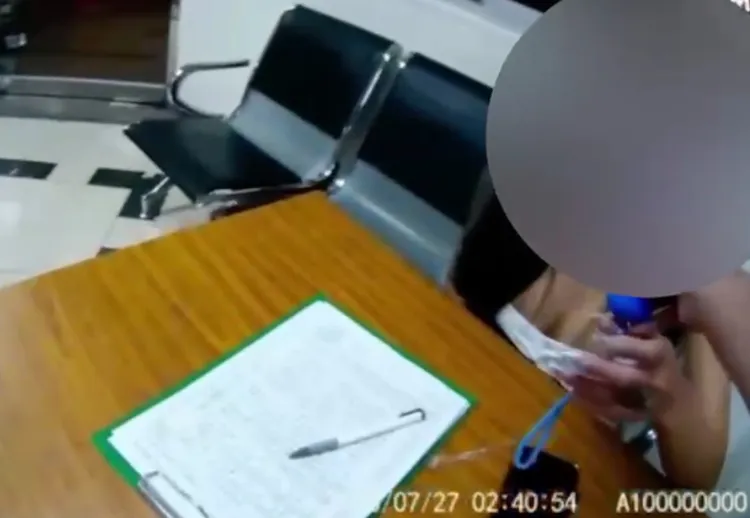 警方對陳女實施酒測。翻攝畫面