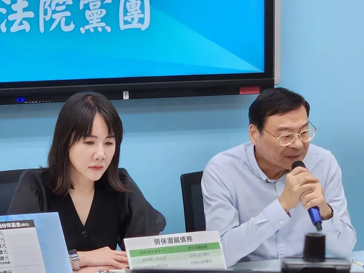 曾銘宗(右)氣炸喊退訂。施智齡攝