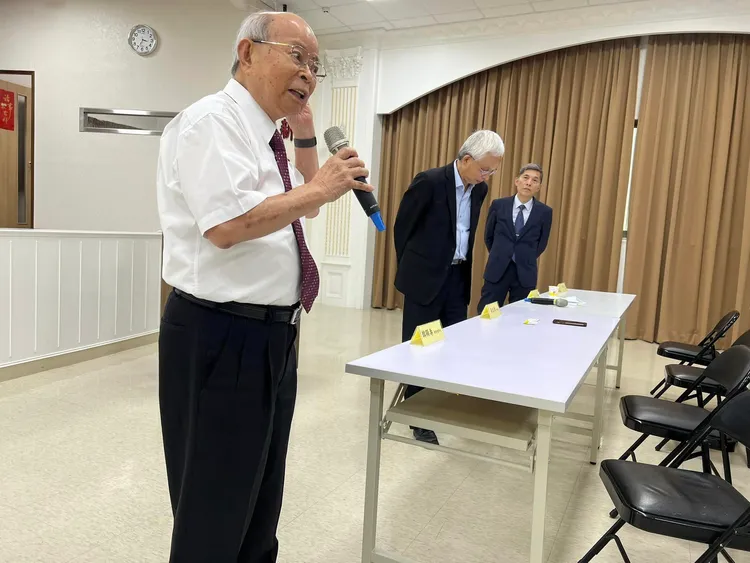 高力創辦人韓顯壽(左)。翻攝謝金河臉書