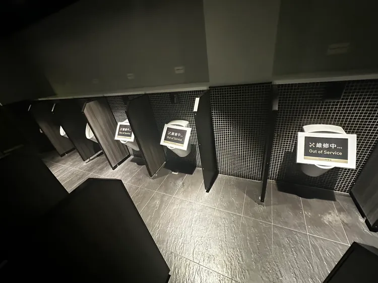 影城馬桶故障沒有維修，產生許多客訴。台鋁提供