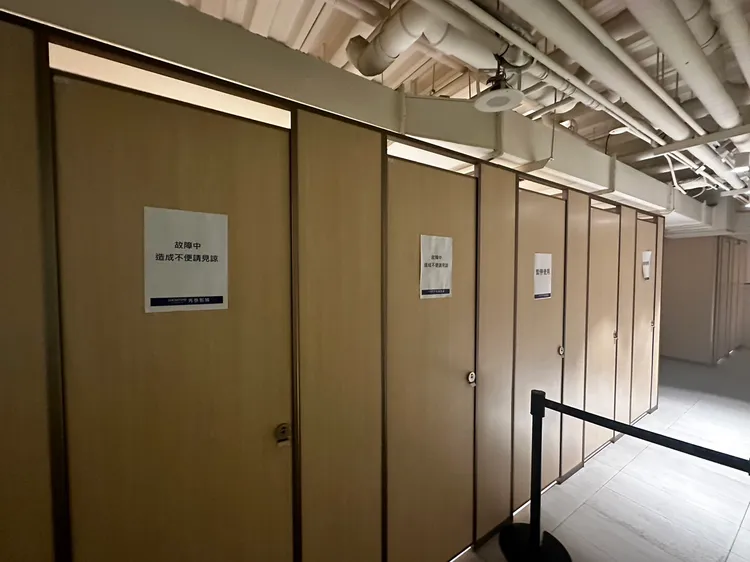 影城廁所故障沒有維修，產生許多客訴。台鋁提供