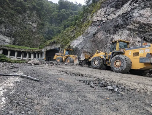 父親節連夜趕工　中橫便道中午搶通！下午4:30恢復班次通行