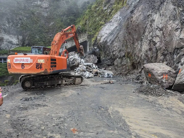 中橫便道3.7K處移除巨石後，施工人員進行最後整理，預計下午4時30分恢復班次通車。谷關工務段提供