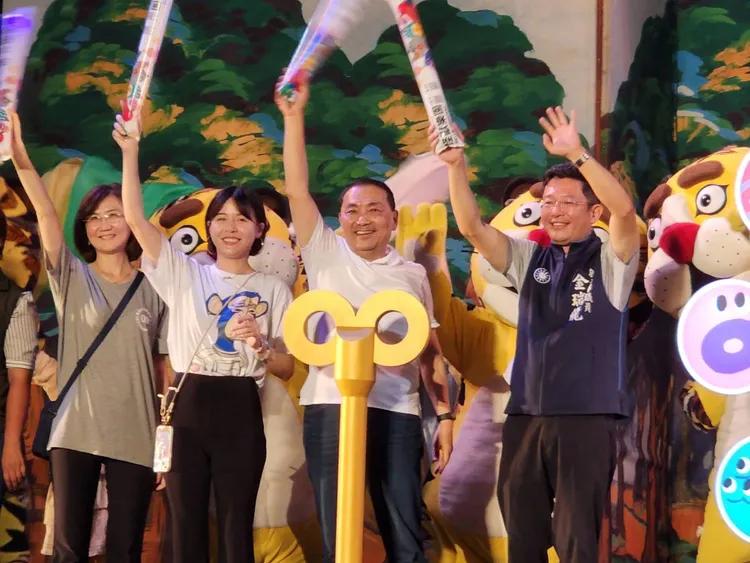 侯友宜與紙風車劇團啟動怪獸樂園，宣布兒童藝術節正式展開。文化局提供