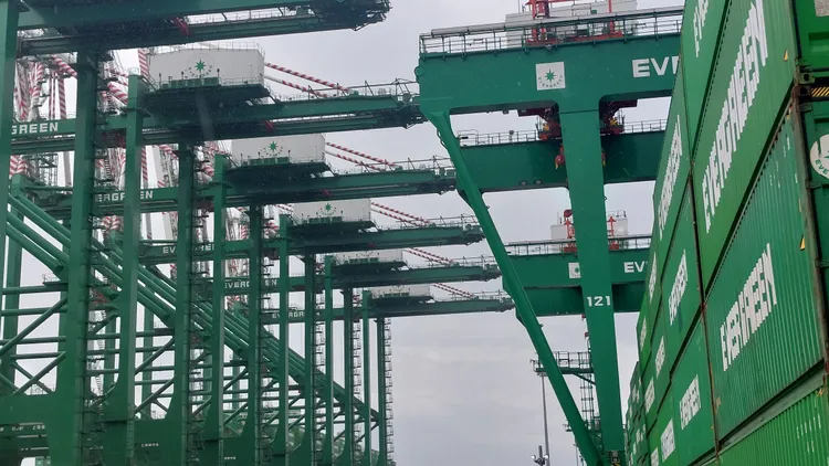 第七貨櫃中心共配置24部橋式機。凃建豐攝