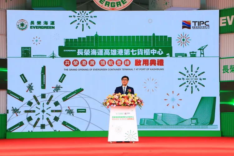 陳其邁說，地方政府與中央政府全力支持七櫃運作，提供長榮海運完整公共服務。港務公司提供