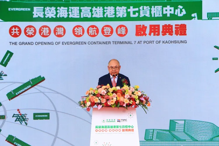 張衍義董事長表示，七櫃將減少大量碳排，提升貨櫃轉船效率。港務公司提供