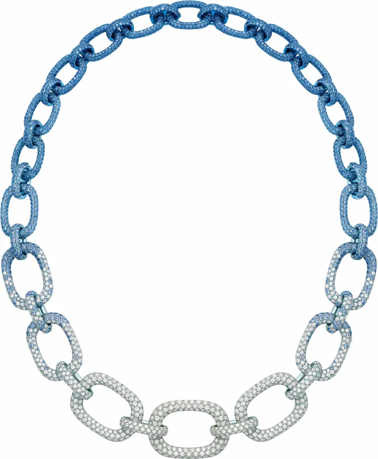 范少勳所戴的Extraordinary Light鈦金屬藍寶石鑽石項鍊，約1090萬元。品牌提供