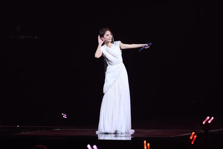 田馥甄聽完歌迷的尖叫聲，笑稱要脫去身上的「蚊帳」。彭欣偉攝