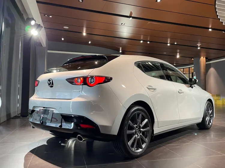 24年式MAZDA3全面搭載全速域巡航模式車道維持輔助系統  (CTS)，以及360°環景輔助系統、智慧前行煞車輔助系統  (SBS)等科技。林浩昇攝