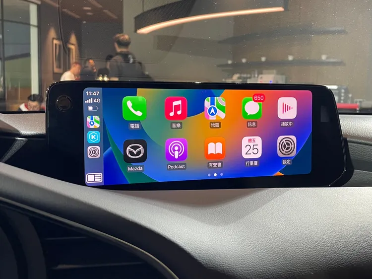 螢幕放大之外上下邊框顯示較以往更小，滿版顯示讓資訊讀取更加輕鬆。林浩昇攝