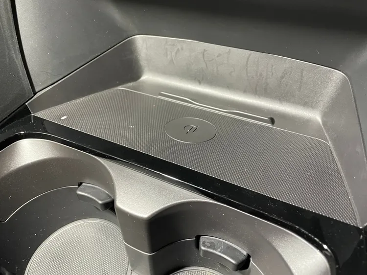 全車系標配 USB Type-C 插孔，能將充電功率提升50%，並且也搭載無線充電裝置與無線 Apple CarPlay。林浩昇攝