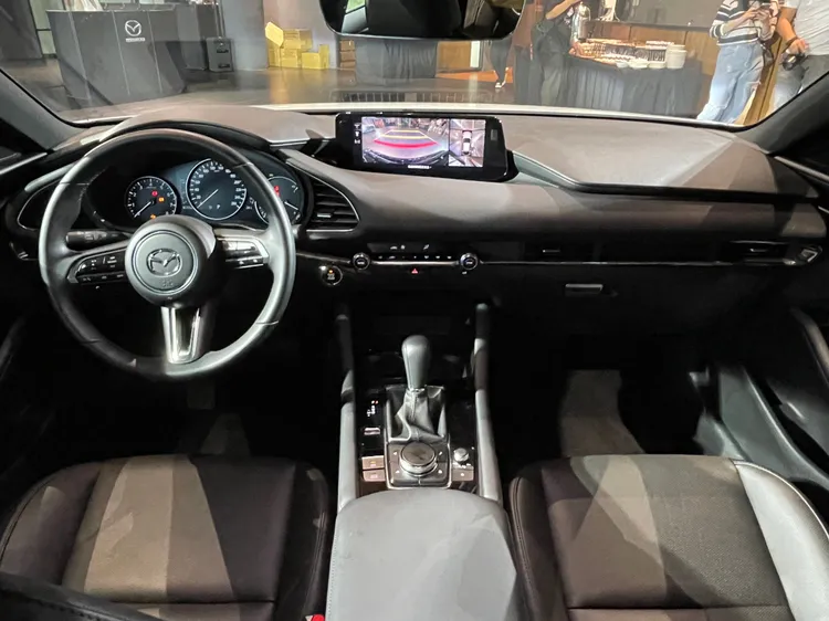 MAZDA2標配包含Smart Keyless免鑰匙感應系統、無線Apple CarPlay與倒車顯影系統。林浩昇攝