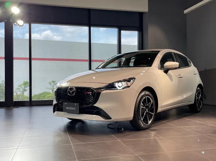 MAZDA2 採用全新燻黑設計的「魂動之翼」水箱護罩，並導入全新車色「天際灰(Aero Gray)」，以灰色為基底融合明亮及冷冽質感。林浩昇攝