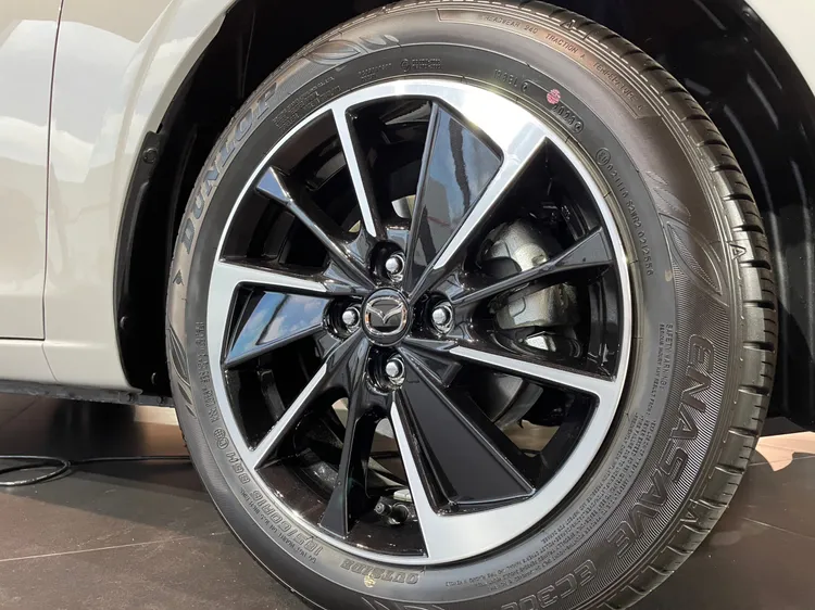 2024年式MAZDA2升級全新16吋雙色鋁合金輪圈。林浩昇攝