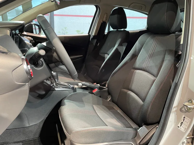 MAZDA2座艙內新增赤紅色縫線高質感織布座椅。林浩昇攝