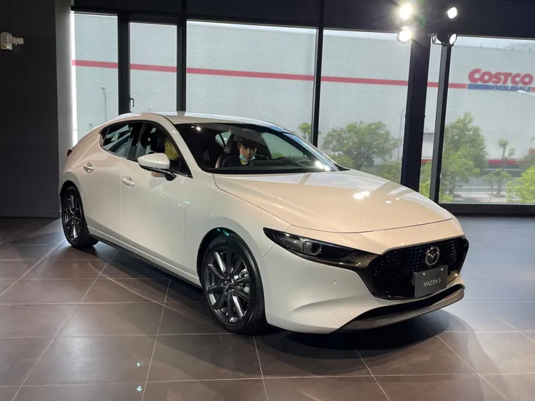 2024年式MAZDA3導入全新車色「晶瓷白」(Ceramic Metallic)。林浩昇攝