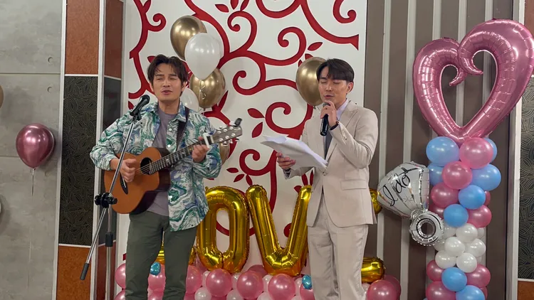 羅文裕（左）、許仁杰在八點檔合唱歌曲。民視提供