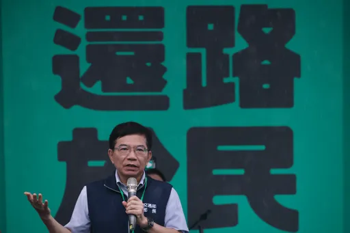 還路於民挨轟「下台」!王國材鞠躬道歉「做不好」 喊「支持我!當我們後盾」