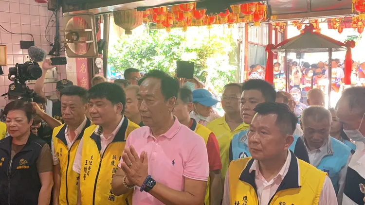 郭台銘前往宮廟參拜。記者葉先鵬攝影