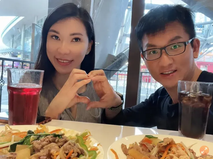 台北市前議員童仲彥（右）與妻子。翻攝童仲彥臉書