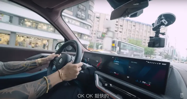 王陽明與友人試車，東區街頭超速到90公里。翻攝YT