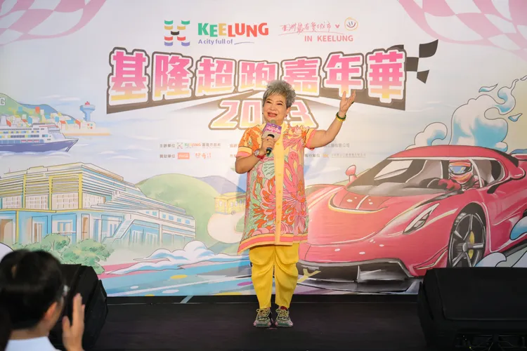 資深藝人「鳥來嬤」吳敏今天開幕時上台致詞。基隆市政府提供