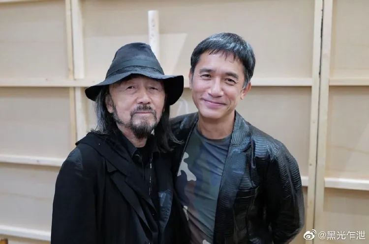 梁朝偉（右）在東京品牌2023春夏男裝秀上，與山本耀司合影。翻攝黑光乍洩微博