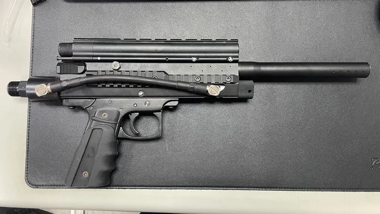 嫌犯所持為空氣動力鎮暴槍，但缺少轉接頭零件，亦未發現填充鋼瓶，無法擊發，單純用來嚇唬人。翻攝畫面