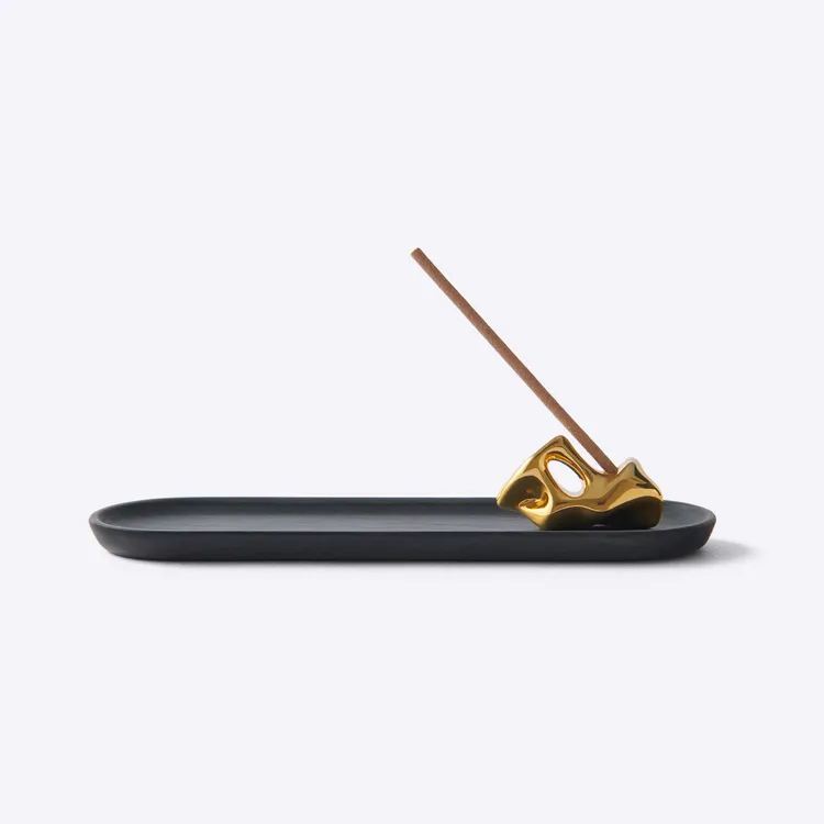 漫遊茶香禮盒天然硯石香盤。品牌提供