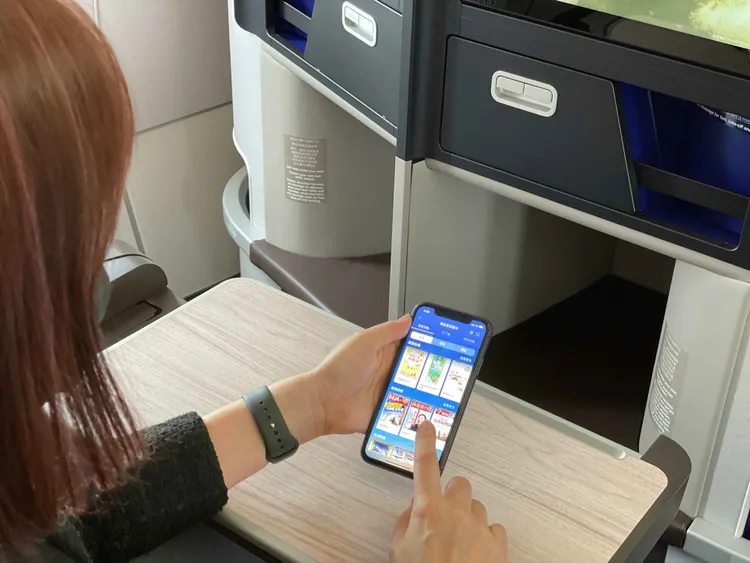 華航推廣旅客使用華航雲端書坊，進一步減少裝載及降低碳排放。業者提供