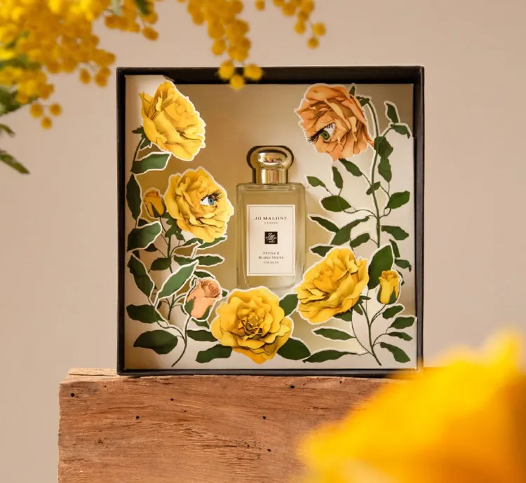 於線上線下通路單筆購買滿6000元，當中包含一款100ml常態香水就可享有的包裝服務。品牌提供