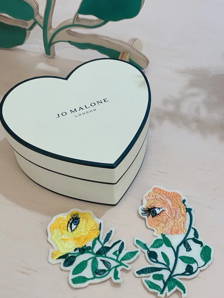 官網通路額外推出滿額贈送限量玫瑰刺繡貼布活動。張家玲攝