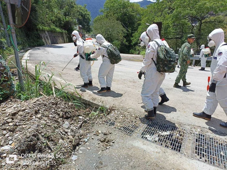 國軍弟兄在大同村進行消毒工作。縣府提供