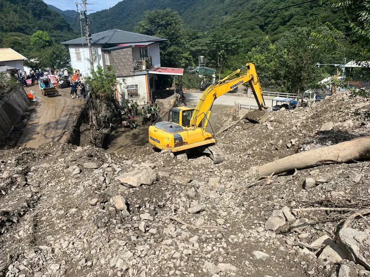 眉溪天主堂路口旁(南豐村教會)，出動機具清除土石。縣府提供