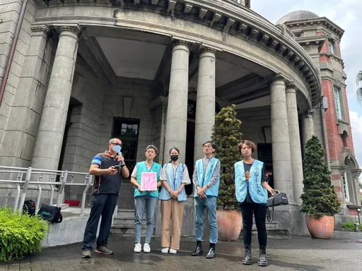 物化女性!強制空姐穿裙子、化妝 空服員工會不滿國籍航空性別歧視