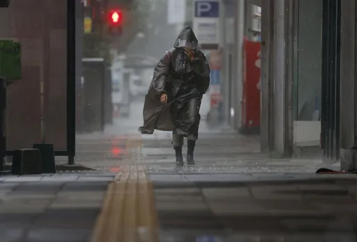 台风卡努奔日本九州!新干线停驶 南韩今起全国强降雨