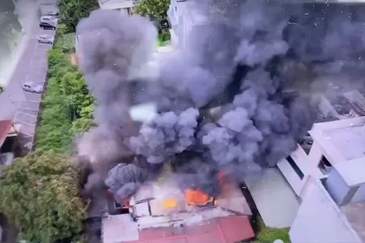 烈焰片|民宅午後大火濃煙沖天 警消狂射水2小時撲滅