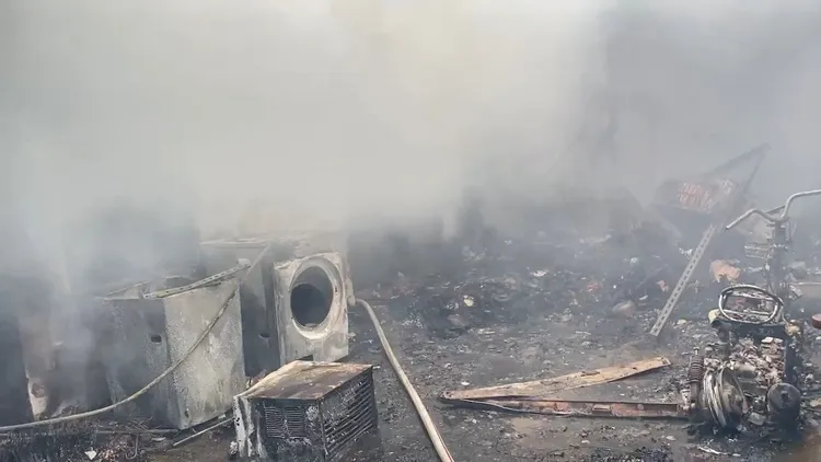 火警現場有機車被燒毀。新竹縣消防局提供